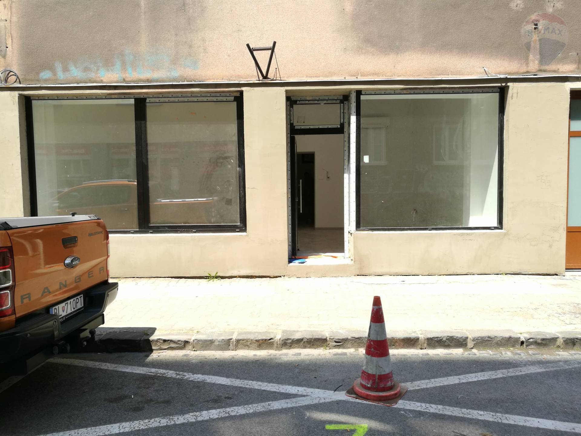 PRENÁJOM/FOR RENT >> Zrekonštruovaný obchodný priestor v Starom meste