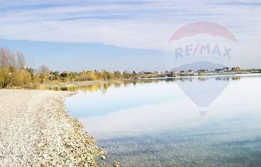 RE/MAX ponúka na predaj pozemky v Dunajskej Lužnej neďaleko jazera