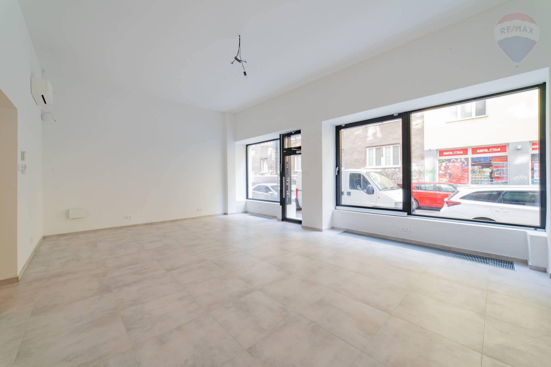 PRENÁJOM/FOR RENT >> Zrekonštruovaný obchodný priestor v Starom meste