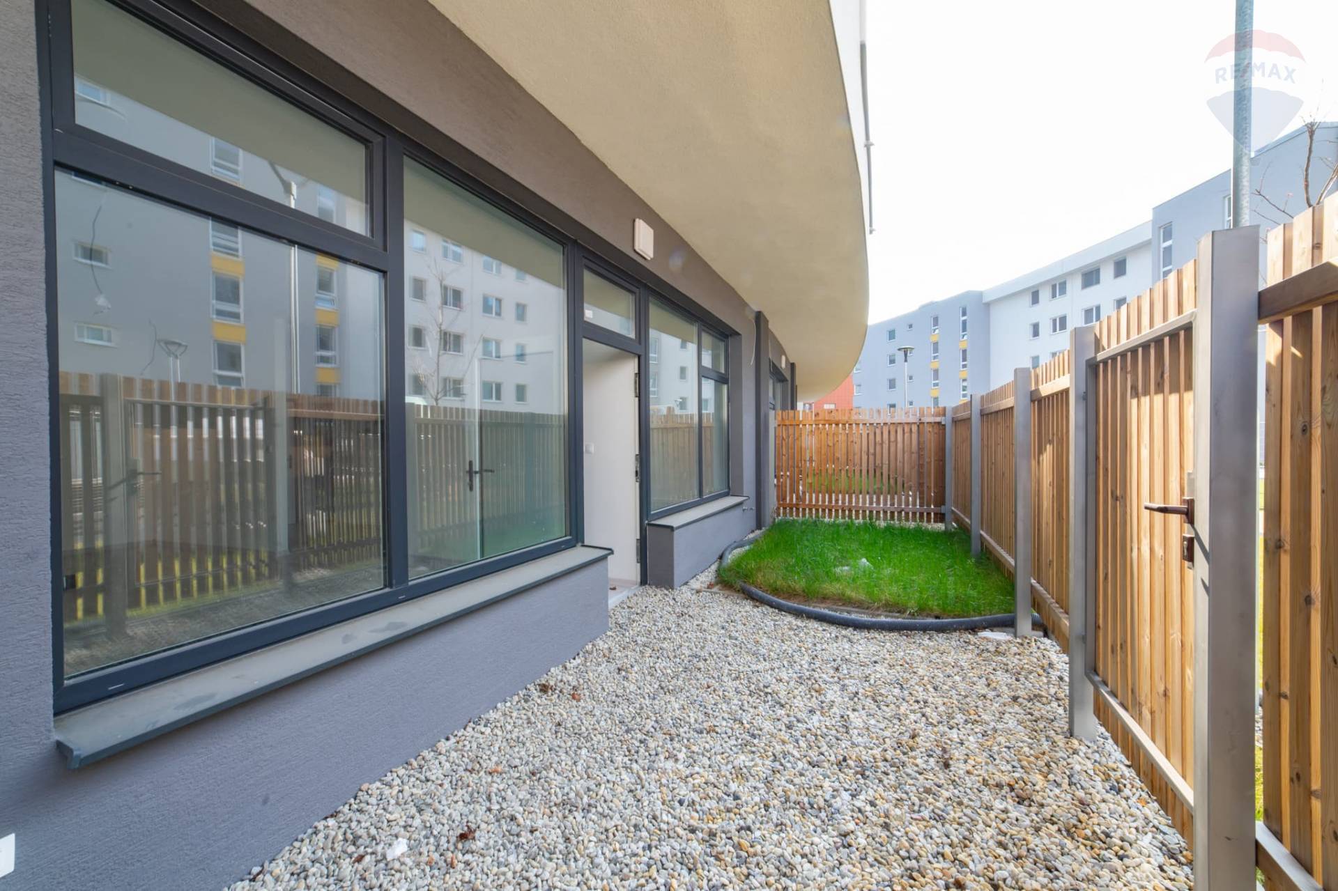 PREDAJ >> Novostavba 2izb. apartmánu s predzáhradkou a parkingom