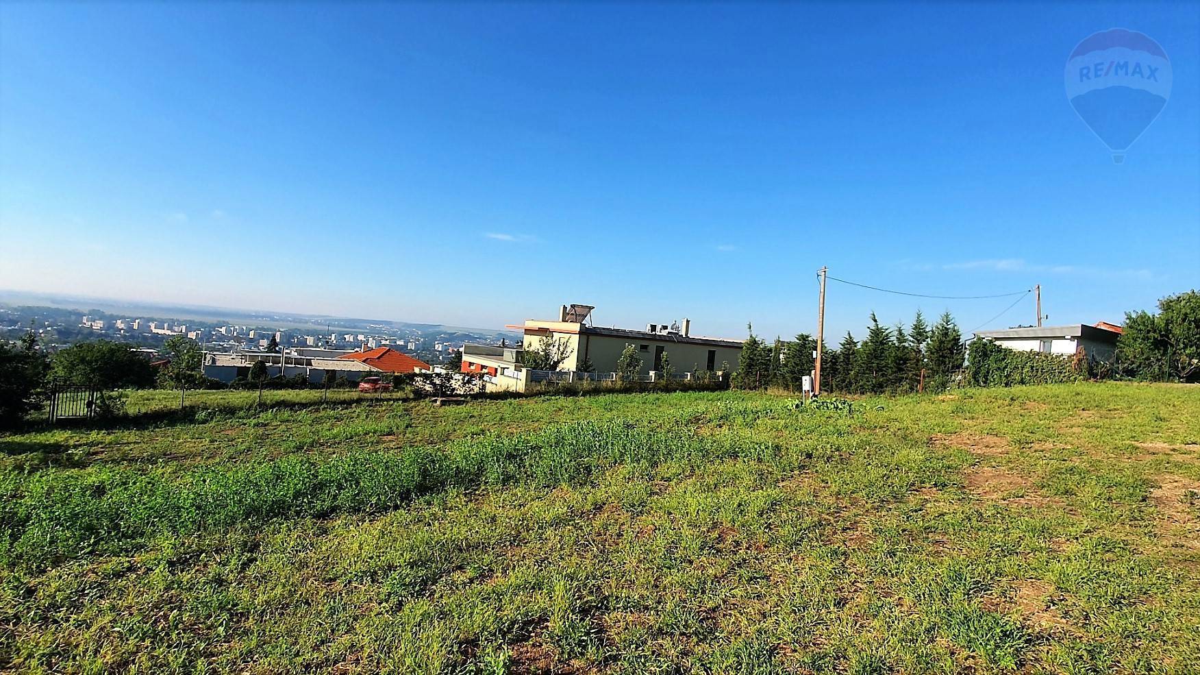 Realitný maklér REMAX Peter Madleňák ponúka na predaj lukratívny pozemok na Zobori .