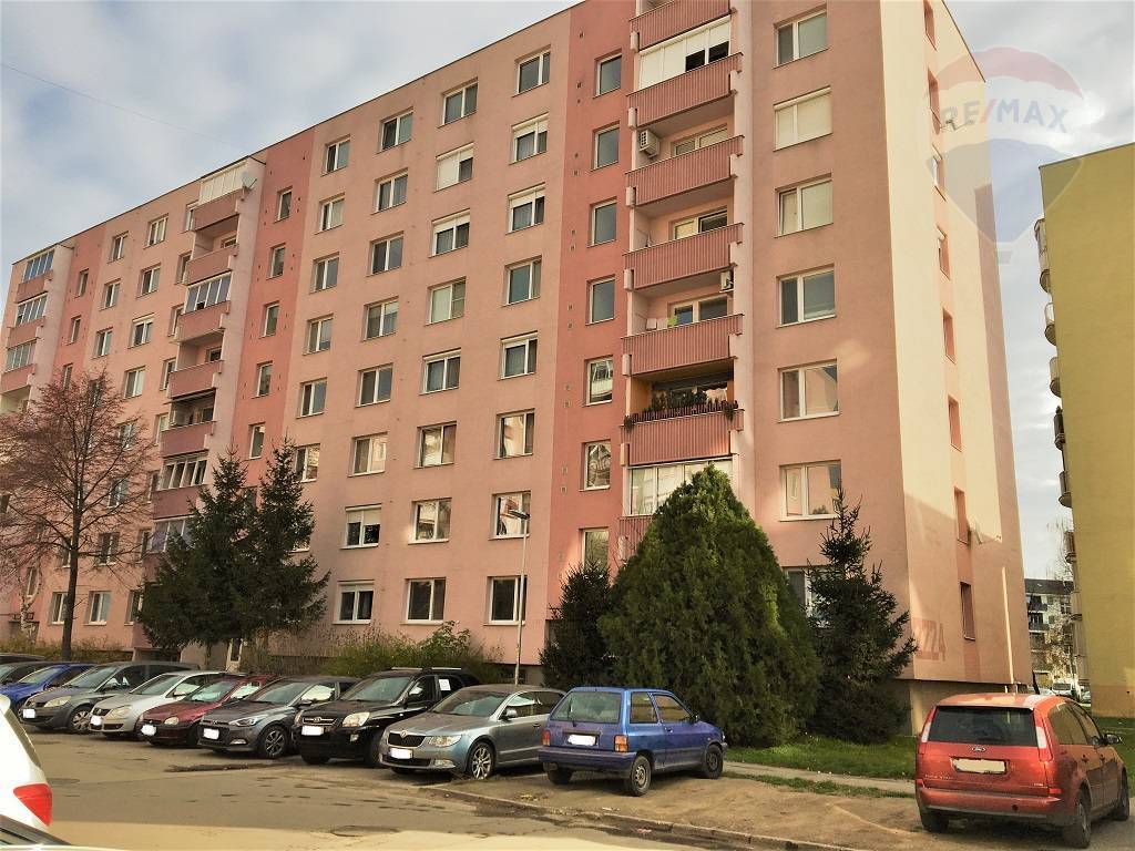 Na predaj 3 izbový veľkometrážny byt s balkónom