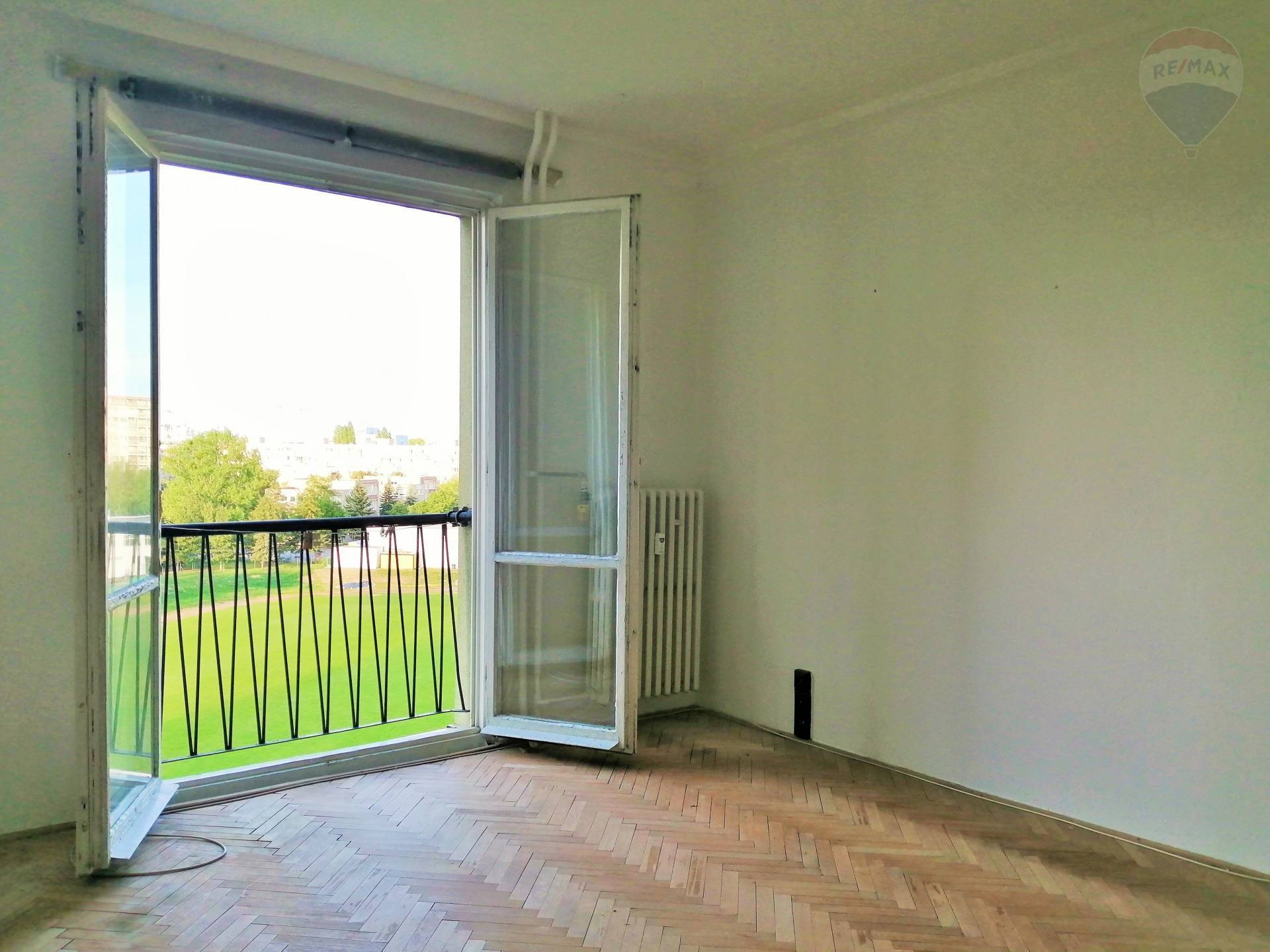 1,5 izbový byt na predaj v pôvodnom stave s francúzskym balkónom pri Štrkoveckom jazere