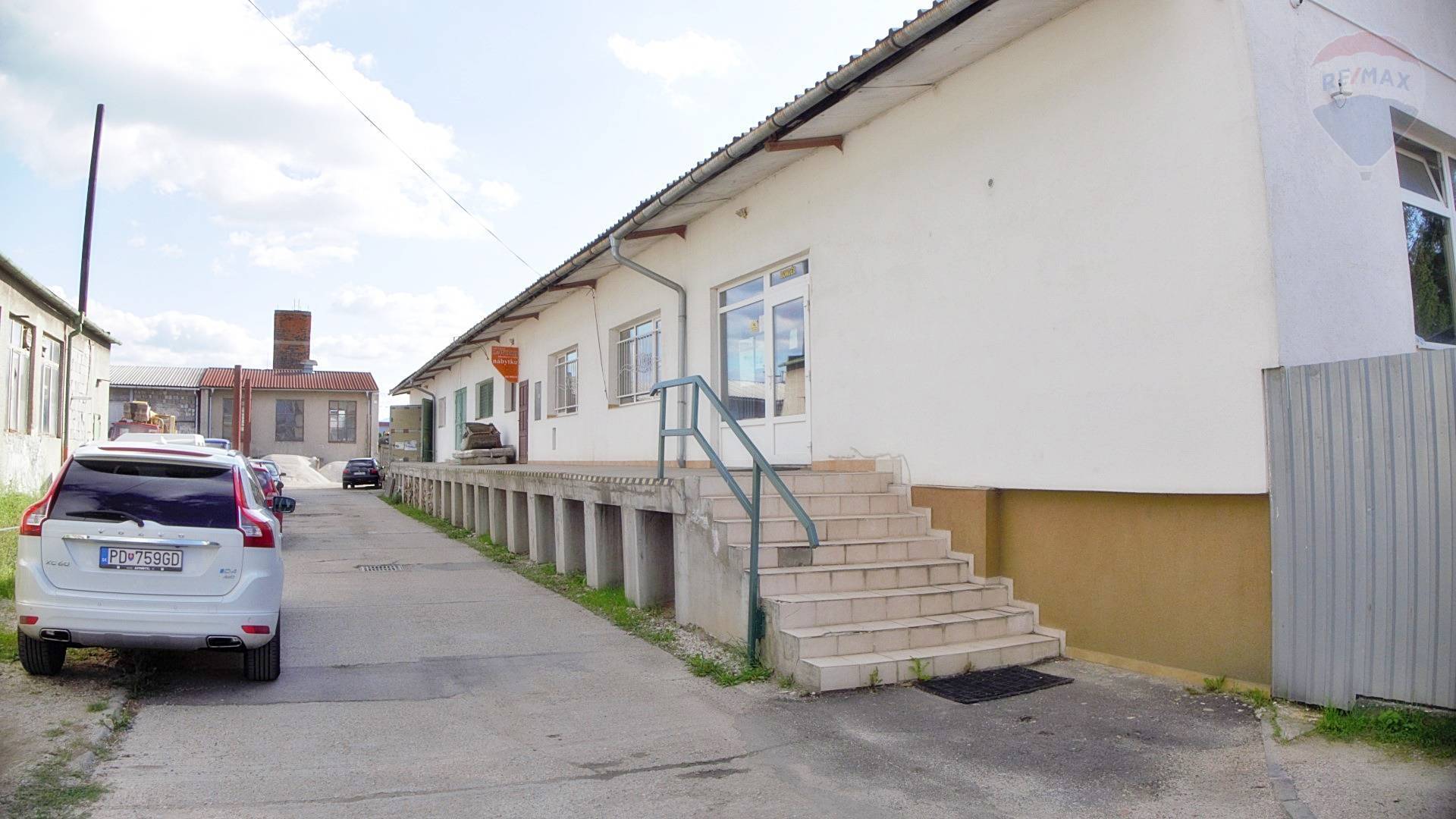 HALA s výmerou 900 m2 na pozemku 1526 m2 ul. Poľnohospodárov - PRIEVIDZA "Investičná príležitosť
