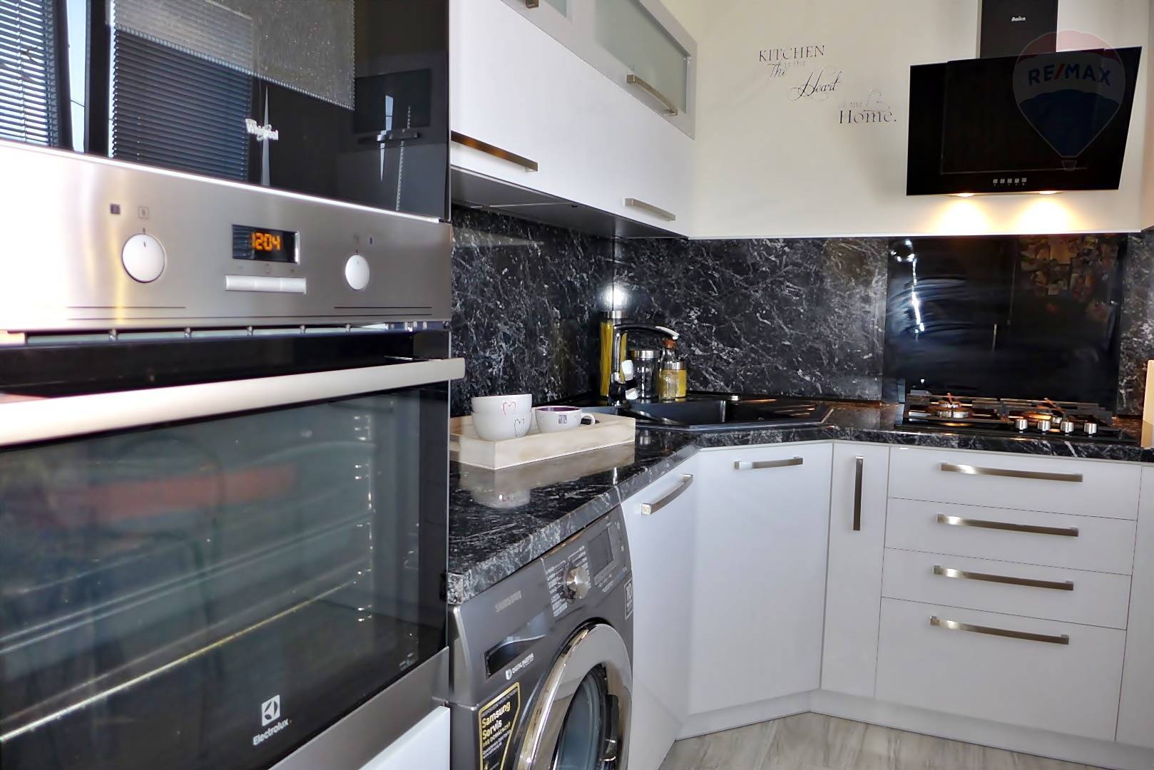 2 izbový byt, 56 m2 - balkón, kompletná rekonštrukcia ul. Lúčna sídl. Žabník - PRIEVIDZA