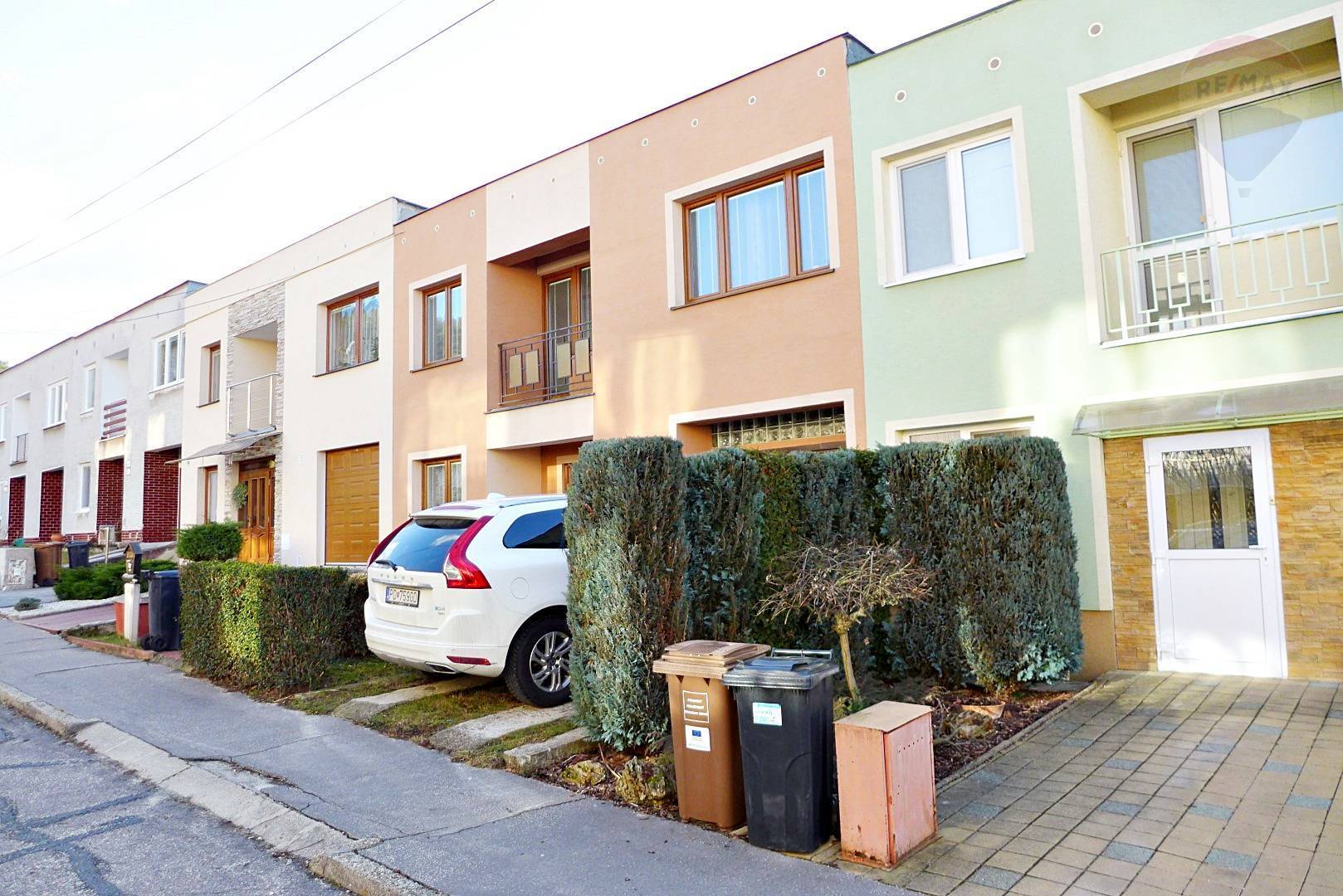 Rodinný dom 5 izbový, radová zástavba, parc. 271 m2, ul. Narcisová - lokalita Kopaničky - PRIEVIDZA