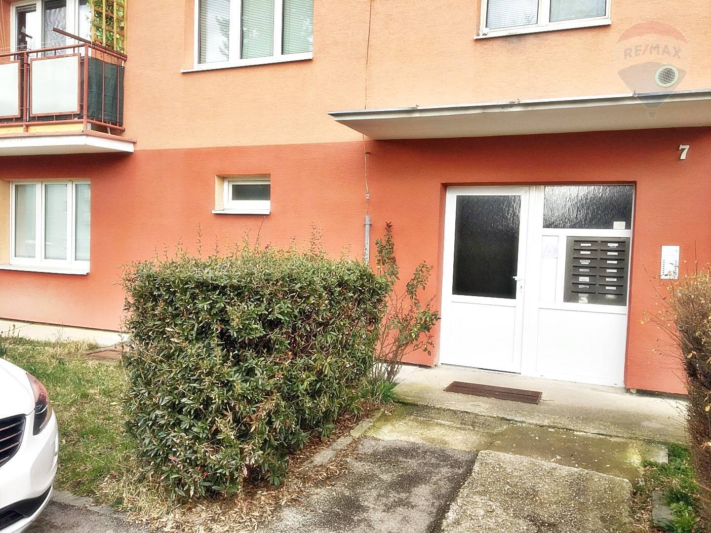 REZERVOVANÉ - 2 izbový byt, 56 m2 - PRÍZEMIE ul. Šumperská PRIEVIDZA