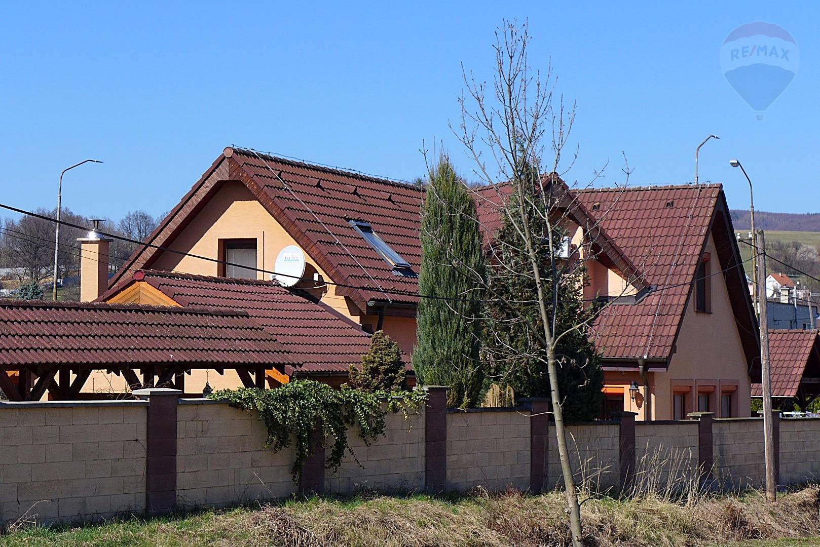 Rodinná vila 7 izb, 2 garáž, bazén na parcele 1439 m2 v obci Chrenovec - Brusno okres PRIEVIDZA