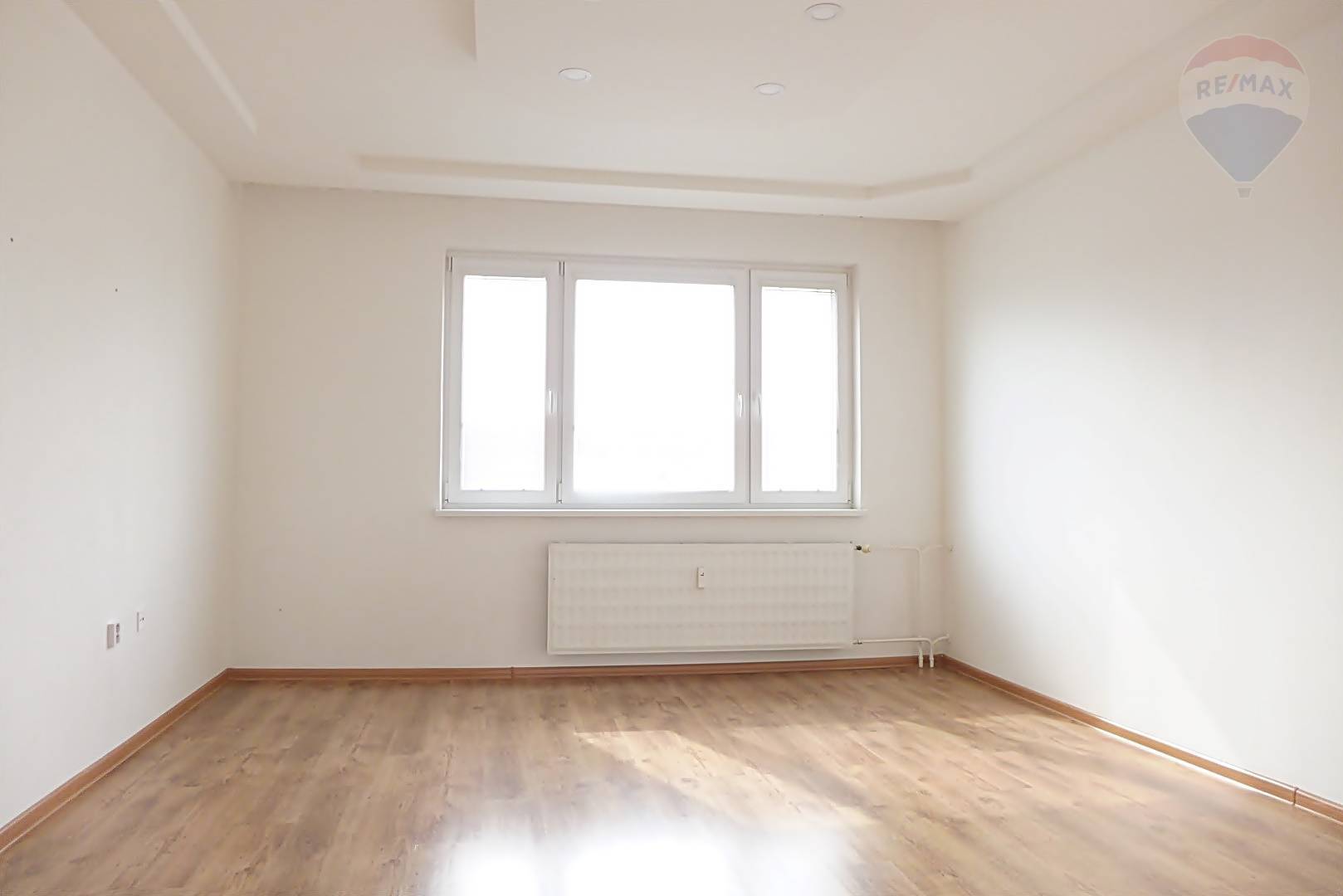 PREDAJ 3 izbový byt s lógiou 70 m2 ul. Urbárska - 8.poschodie s výťahom - sídl. Necpaly - PRIEVIDZA