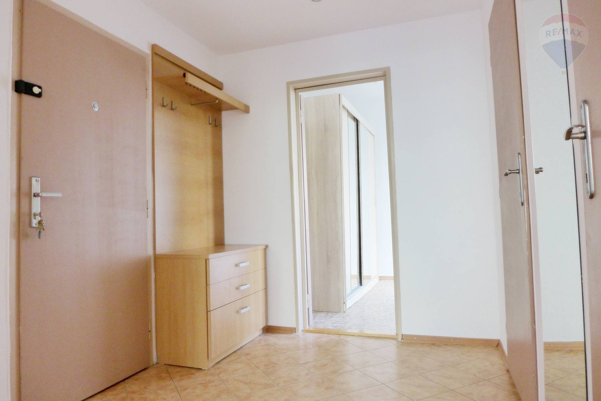 PREDAJ 2 izbový byt, 55 m2 lógia, ul. M. Rázusa sídl. Zapotôčky - PRIEVIDZA