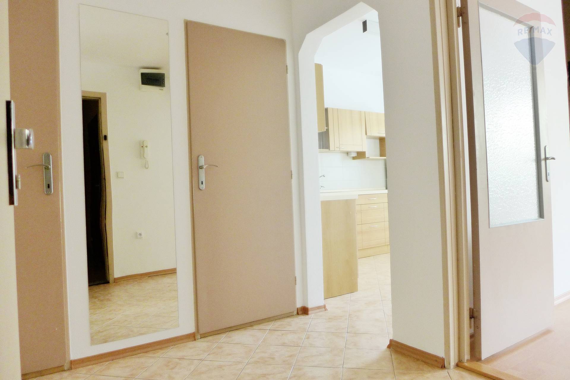 PREDAJ 2 izbový byt, 55 m2 lógia, ul. M. Rázusa sídl. Zapotôčky - PRIEVIDZA