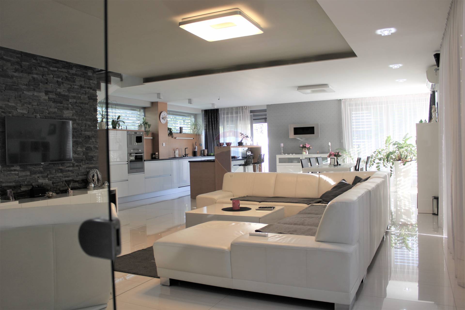 =RE/MAX=Predaj luxusnej dvojpodlažnej vily, pozemok 876 m2