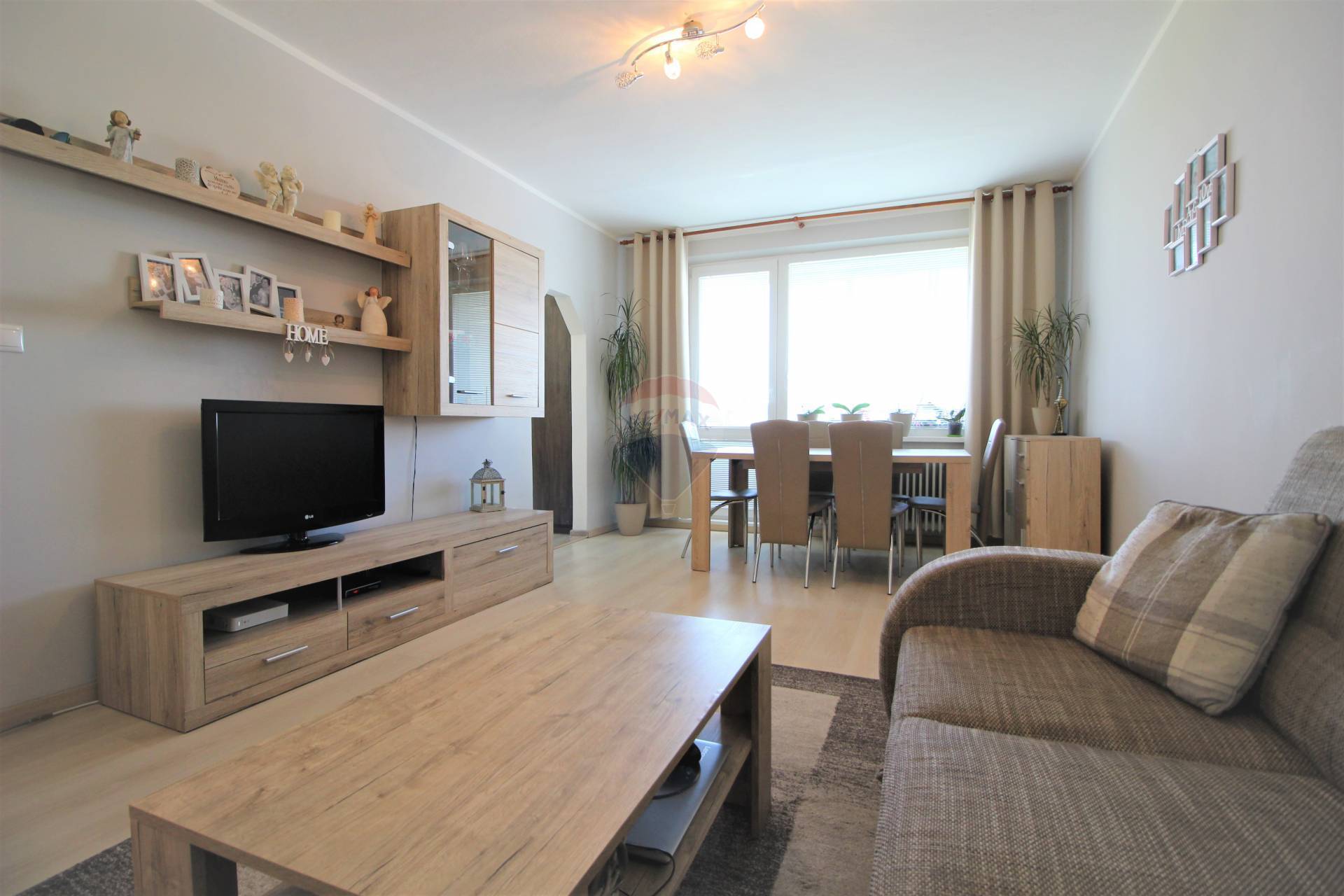 =RE/MAX= Na predaj rekonštruovaný 3 izbový byt, 2 loggie, Botanická, Prednádražie