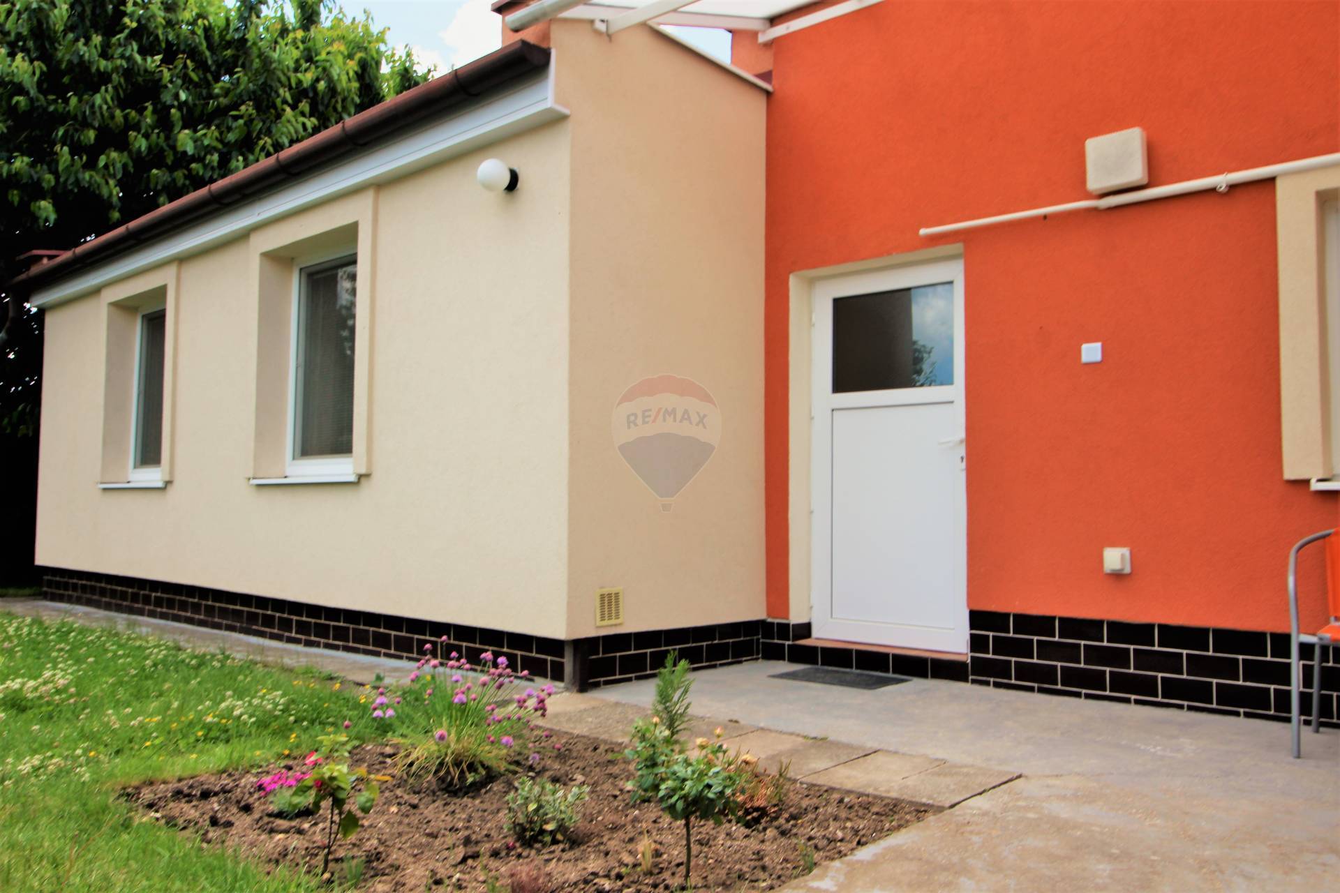 RE/MAX ponúka na dlhodobý prenájom 2 izbový byt s dvorom a záhradou v Trnave.