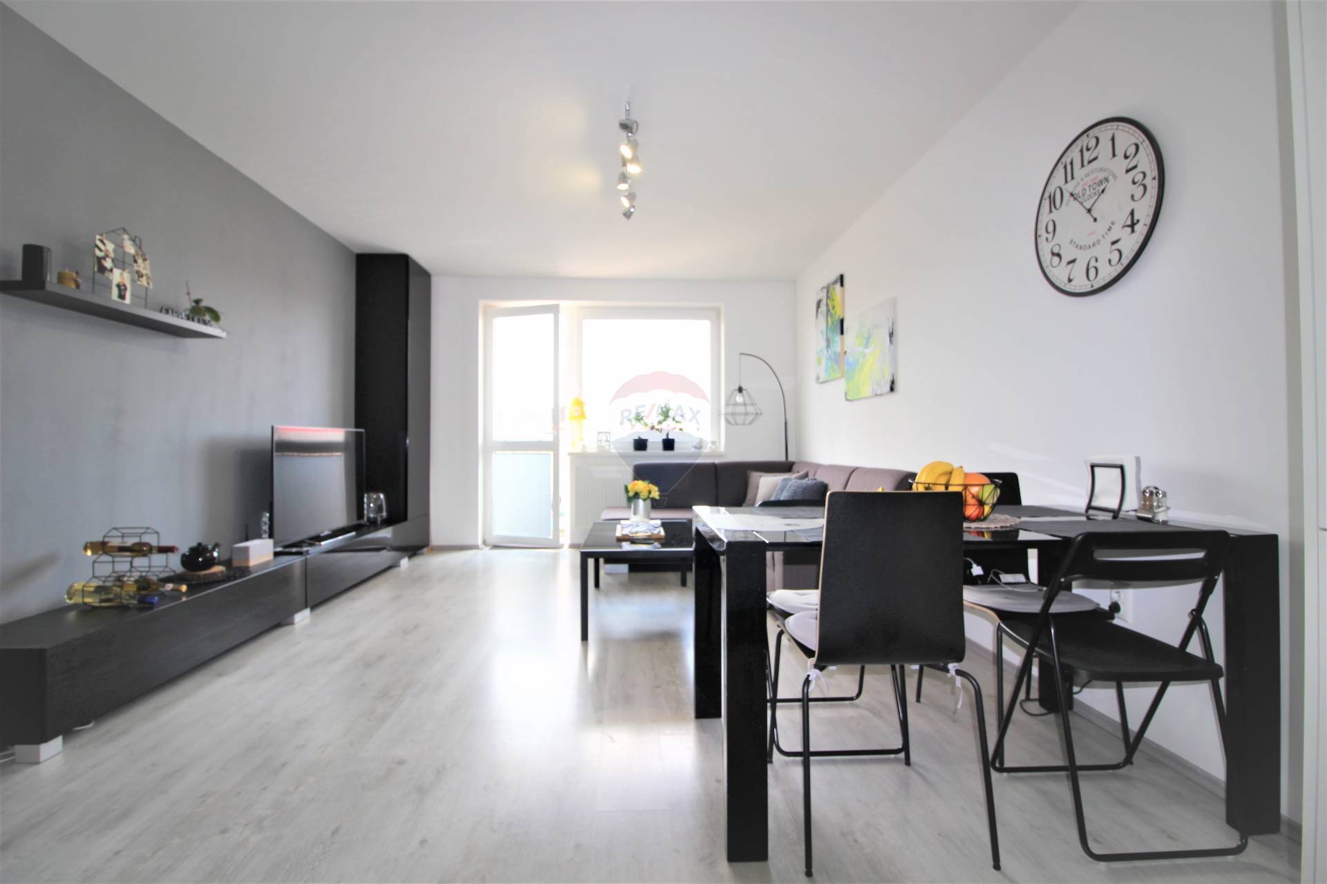 =RE/MAX= Na predaj novostavba, 4 ročný dvojizbový byt, 62 m2 + 3,6 m2 balkón