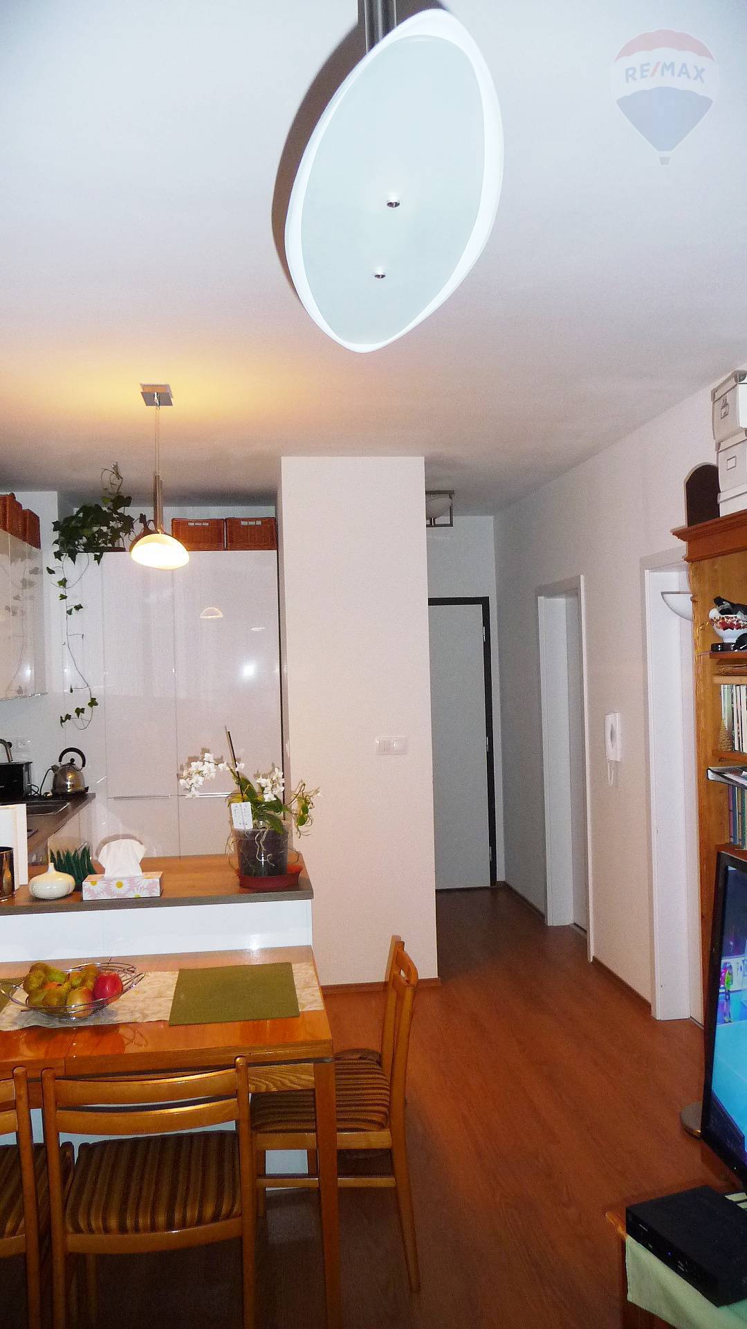 Predaj, 2-izbový byt (48,5 m2), novostavba s balkónom, zariadený
