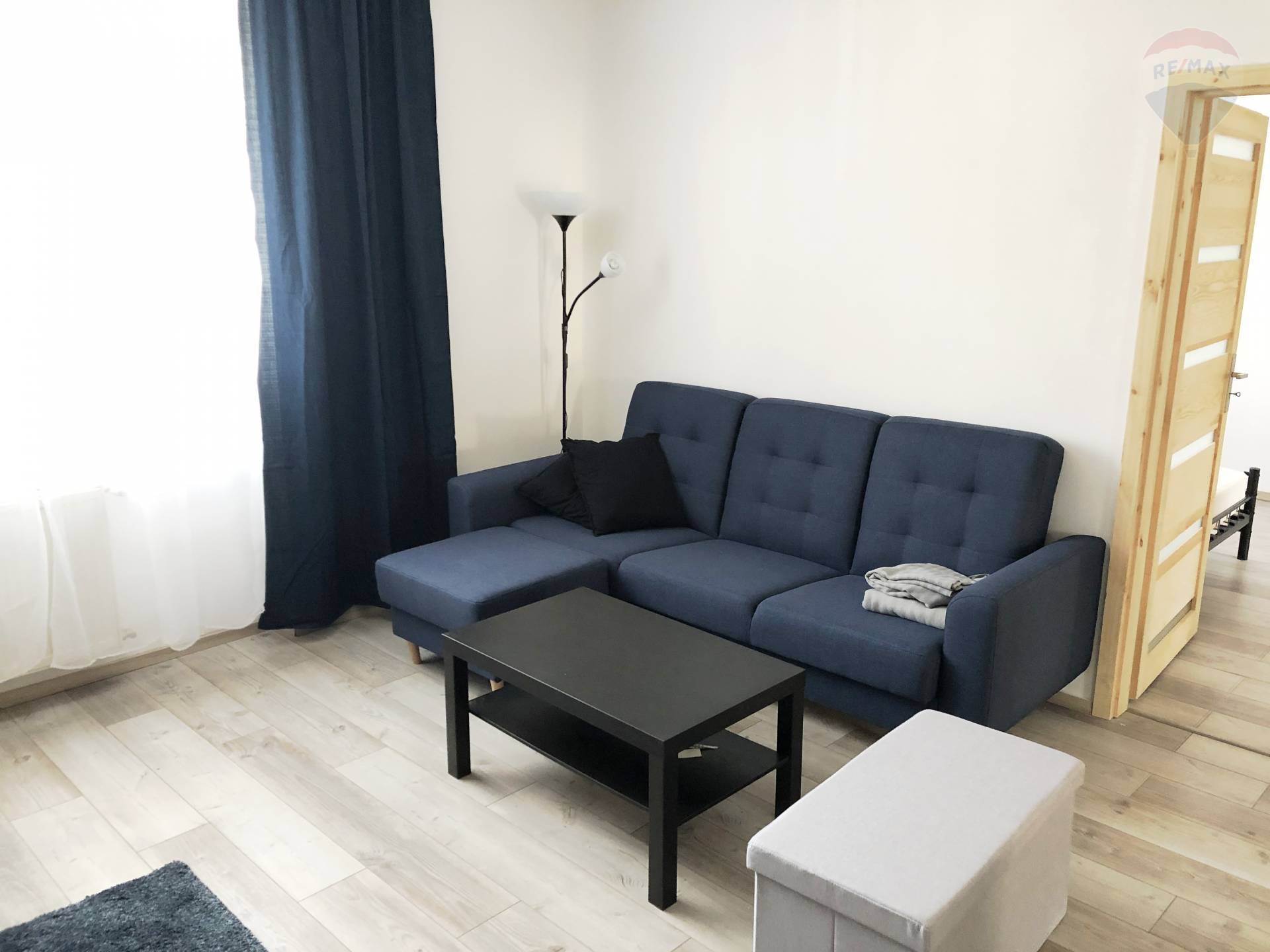 2-izbový byt s balkónom, Vajnorská ul.,kompletná rekonštrukcia, zariadený