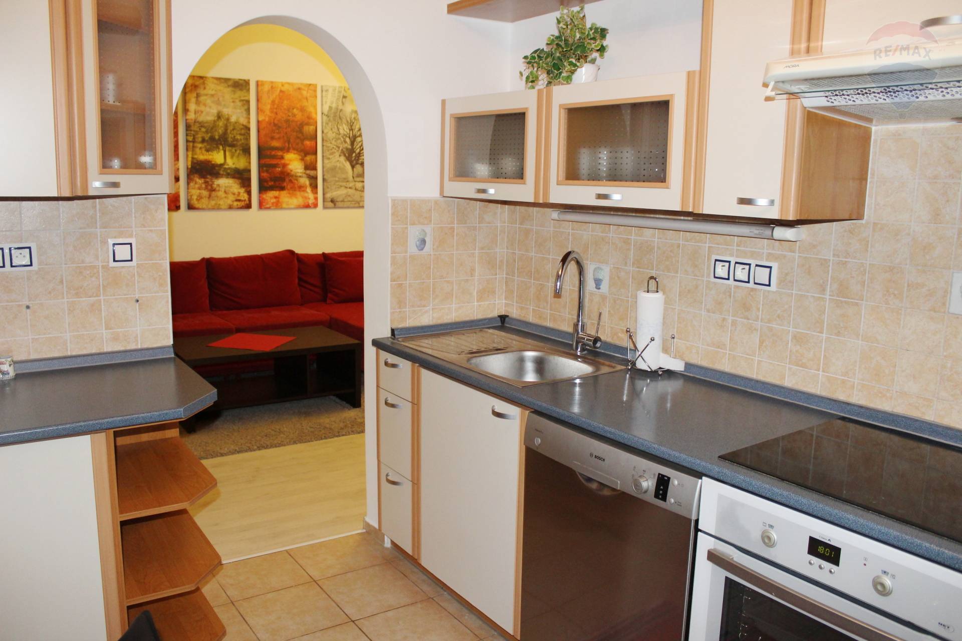 Prenájom, zrekonštruovaný 3-izbový byt 70 m2 s loggiou, zariadený