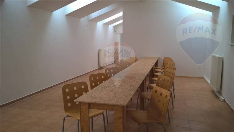 Ponúkame do prenájmu kancelárie s plochou od 10 m 2 , 12 m2 atd