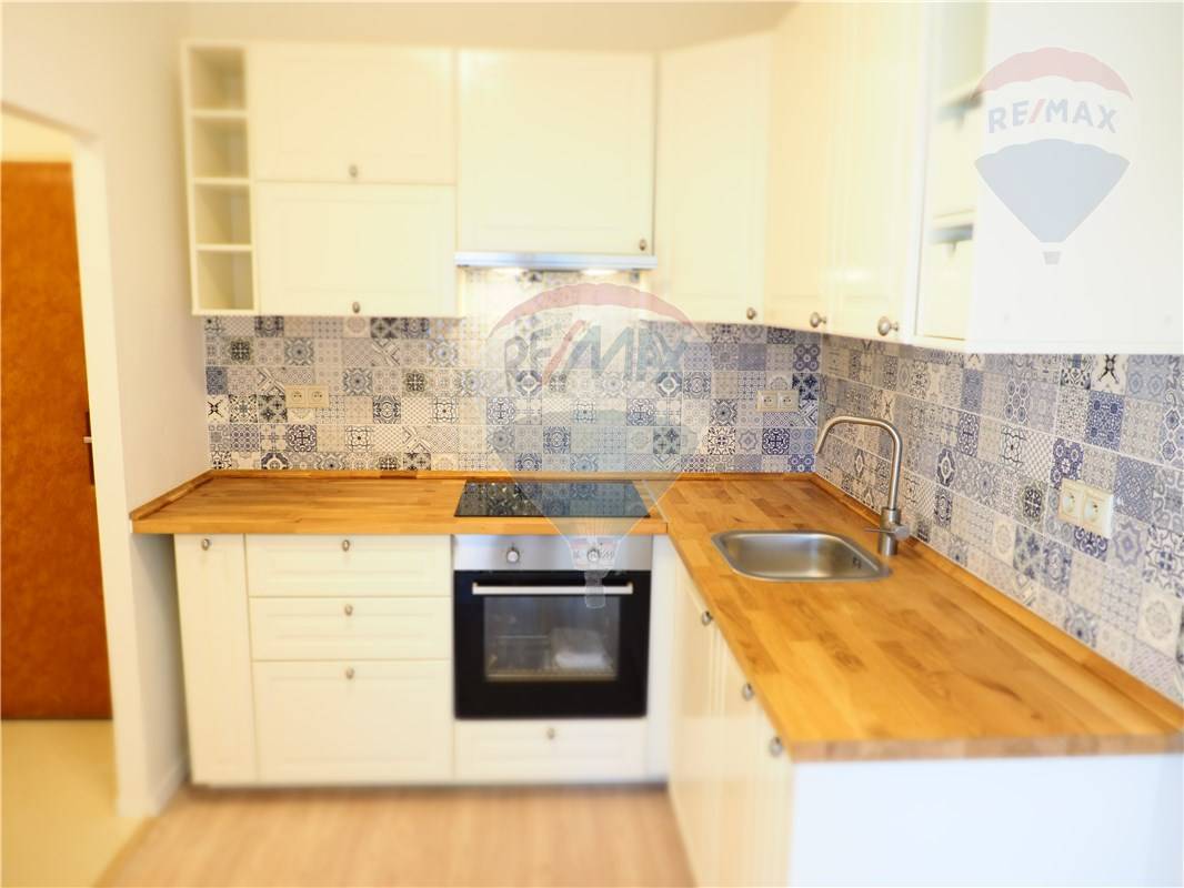 PREDAJ: 3-izb.byt, 54m2, Romanova ulica - Petrzalka - BA V, VYNOVENÝ v 2020, 2x Pivnica,BEZBARIEROVY