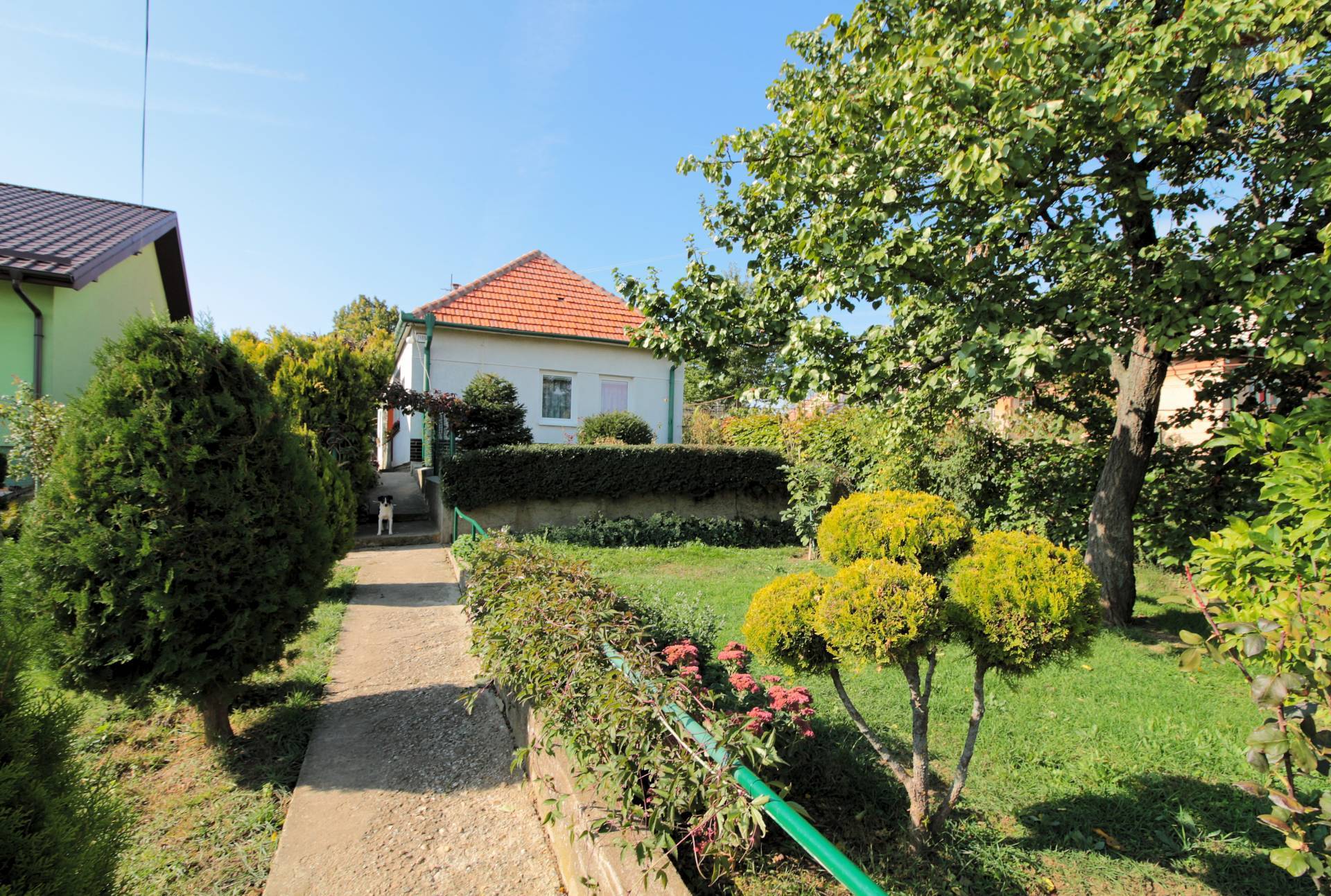NA PREDAJ RODINNÝ DOM S PEKNÝM POZEMKOM, CABAJ - ČÁPOR